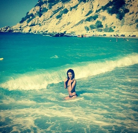 Η Φουρέιρα με εντυπωσιακό μαύρο μπικίνι παίζει με τα κύματα [εικόνα] | iefimerida.gr 0