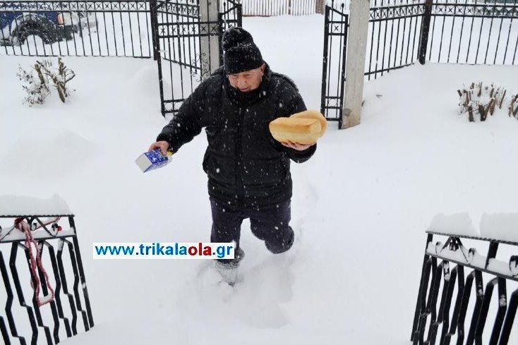 Τρίκαλα: Φούρναρης μοιράζει ψωμί με 40 πόντους χιόνι [εικόνες & βίντεο] | iefimerida.gr 0