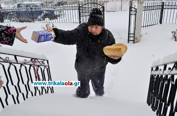 Τρίκαλα: Φούρναρης μοιράζει ψωμί με 40 πόντους χιόνι [εικόνες & βίντεο] | iefimerida.gr 1