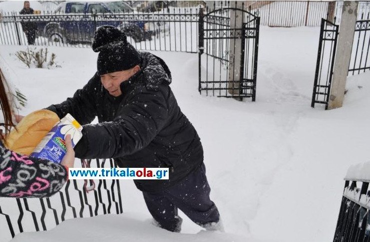 Τρίκαλα: Φούρναρης μοιράζει ψωμί με 40 πόντους χιόνι [εικόνες & βίντεο] | iefimerida.gr 2