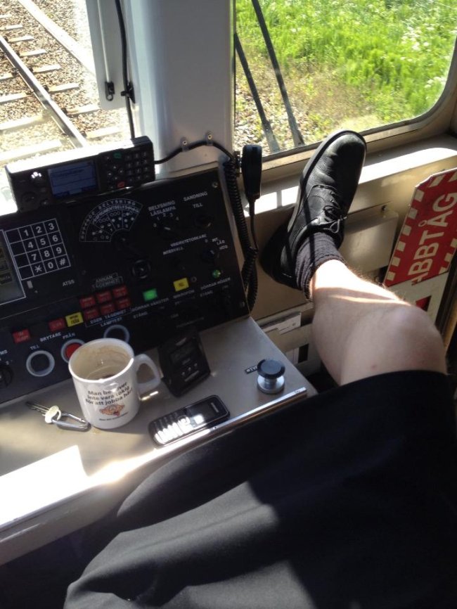 Οδηγοί τρένων στη Σουηδία φοράνε φούστες γιατί τους απαγόρευσαν τα σορτς [εικόνες] | iefimerida.gr 1