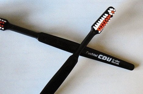 Ανεκδιήγητη προεκλογική καμπάνια Φούχτελ -Μοιράζει οδοντόβουρτσες που γράφουν «Θα μπω στο στόμα σας» [εικόνες] | iefimerida.gr 0