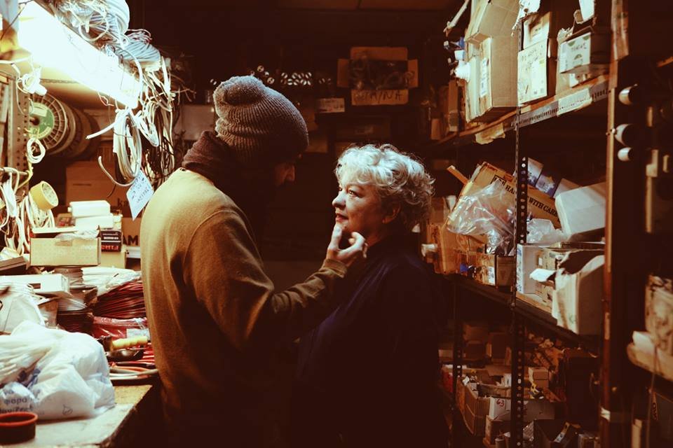 H επιστροφή της Τσανακλίδου στο Τέχνης: Καθαρίστρια, ερωτευμένη με νεαρό μετανάστη [εικόνες]  | iefimerida.gr 0