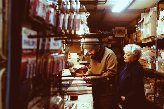 H επιστροφή της Τσανακλίδου στο Τέχνης: Καθαρίστρια, ερωτευμένη με νεαρό μετανάστη [εικόνες]  | iefimerida.gr 1