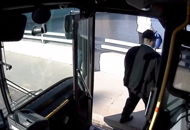 Οδηγός σταματάει το λεωφορείο για να εμποδίσει μία γυναίκα από το να αυτοκτονήσει -«Μπορώ να σε αγκαλιάσω;» [βίντεο] | iefimerida.gr 2