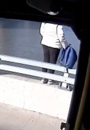 Οδηγός σταματάει το λεωφορείο για να εμποδίσει μία γυναίκα από το να αυτοκτονήσει -«Μπορώ να σε αγκαλιάσω;» [βίντεο] | iefimerida.gr 1