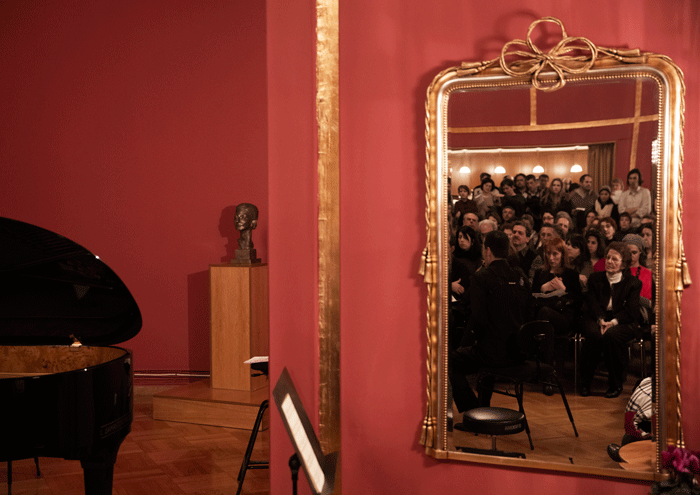 Για καφέ... στο φουαγέ της Λυρικής [εικόνες] | iefimerida.gr 2