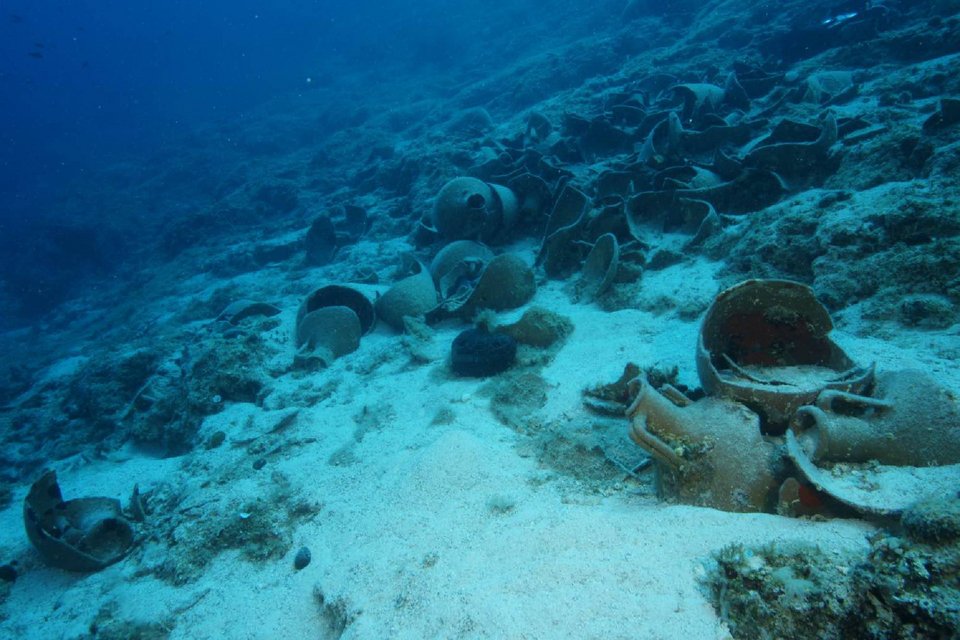 Εντυπωσιακά ευρήματα, αμφορείς και κεραμικά, σε 53 ναυάγια στους Φούρνους [εικόνες]  | iefimerida.gr 1