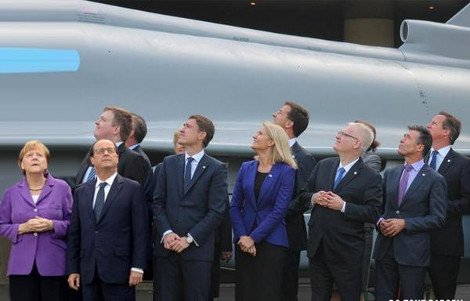 Ο Ολάντ (στην περίφημη φωτο) δεν ήταν στον κόσμο του -Στα social media είχαν κάνει κολάζ στην φωτογραφία [εικόνες] | iefimerida.gr 0