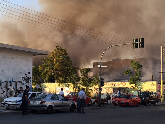 Υπό έλεγχο τέθηκε η φωτιά σε καταυλισμό Ρομά στου Ρέντη -Πυκνοί καπνοί κάλυψαν τον Πειραιά [εικόνες] | iefimerida.gr 0