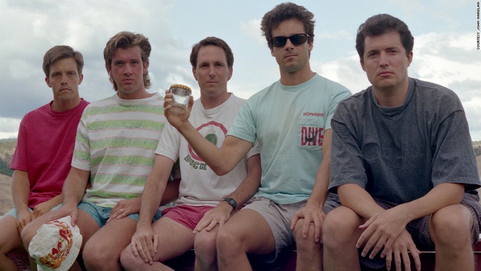 Μία παρέα βγάζει την ίδια φωτογραφία επί 30 χρόνια [εικόνες] | iefimerida.gr 2