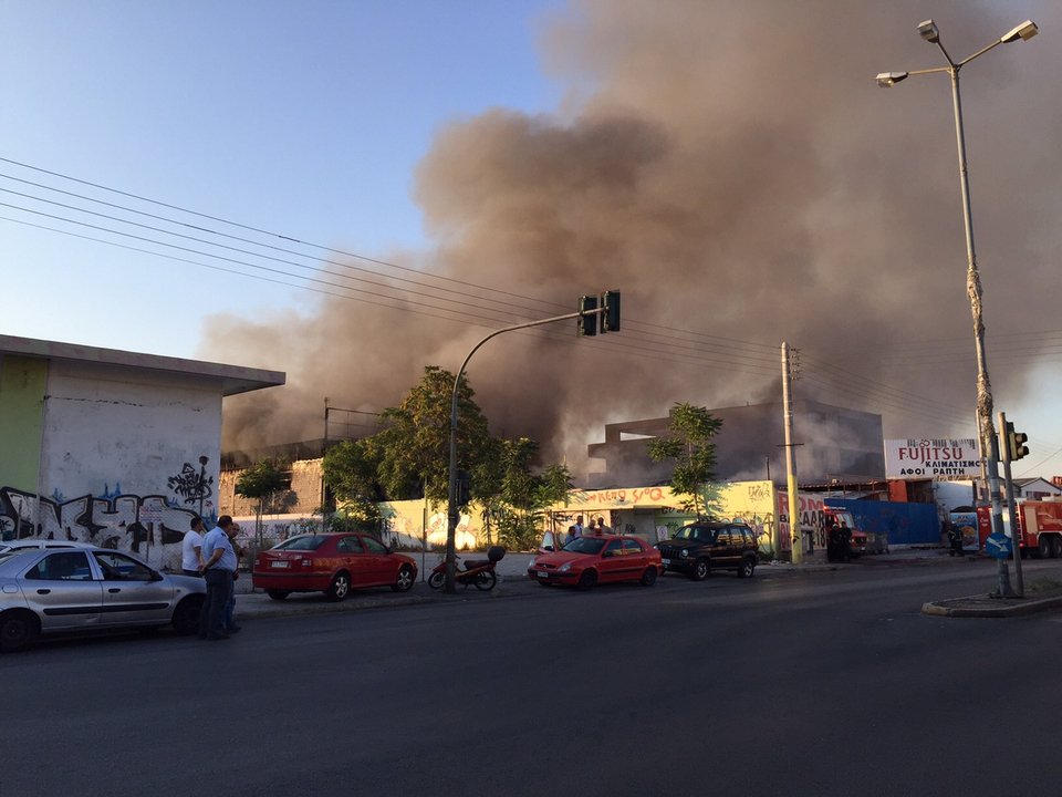 Υπό έλεγχο τέθηκε η φωτιά σε καταυλισμό Ρομά στου Ρέντη -Πυκνοί καπνοί κάλυψαν τον Πειραιά [εικόνες] | iefimerida.gr 1