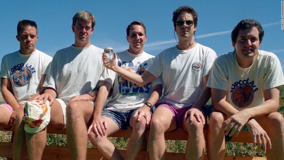 Μία παρέα βγάζει την ίδια φωτογραφία επί 30 χρόνια [εικόνες] | iefimerida.gr 3