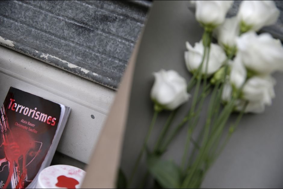 Σοκαρισμένη η Γαλλία κλαίει και φοβάται, μετά τις τρομοκρατικές επιθέσεις [εικόνες] | iefimerida.gr 2