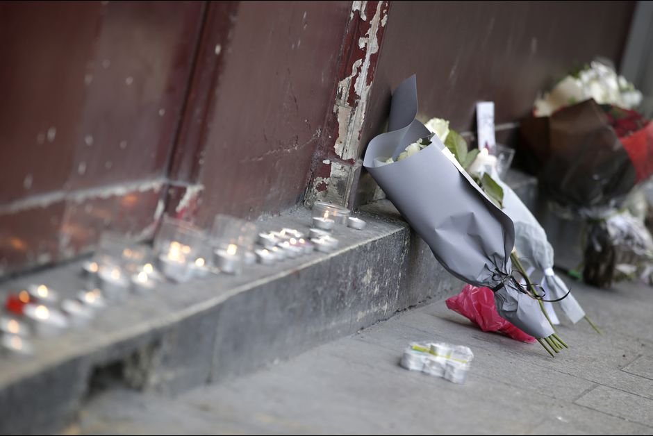 Σοκαρισμένη η Γαλλία κλαίει και φοβάται, μετά τις τρομοκρατικές επιθέσεις [εικόνες] | iefimerida.gr 4