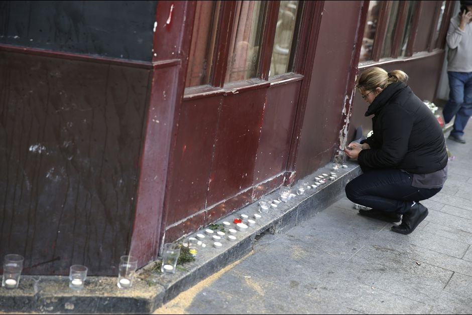 Σοκαρισμένη η Γαλλία κλαίει και φοβάται, μετά τις τρομοκρατικές επιθέσεις [εικόνες] | iefimerida.gr 5