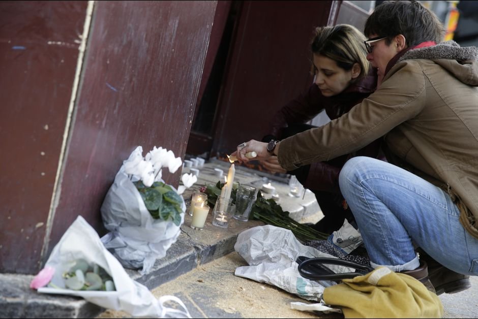 Σοκαρισμένη η Γαλλία κλαίει και φοβάται, μετά τις τρομοκρατικές επιθέσεις [εικόνες] | iefimerida.gr 7