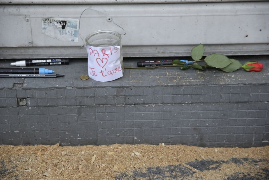 Σοκαρισμένη η Γαλλία κλαίει και φοβάται, μετά τις τρομοκρατικές επιθέσεις [εικόνες] | iefimerida.gr 8