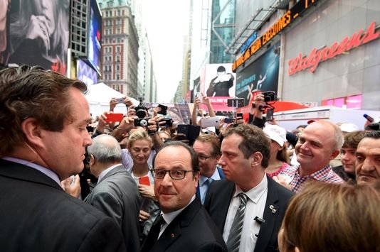 Ο Ολάντ στο... καμπαρέ -Ποζάρει όλο καμάρι περιστοιχισμένος από χορεύτριες του Μουλέν Ρουζ [εικόνες] | iefimerida.gr 1