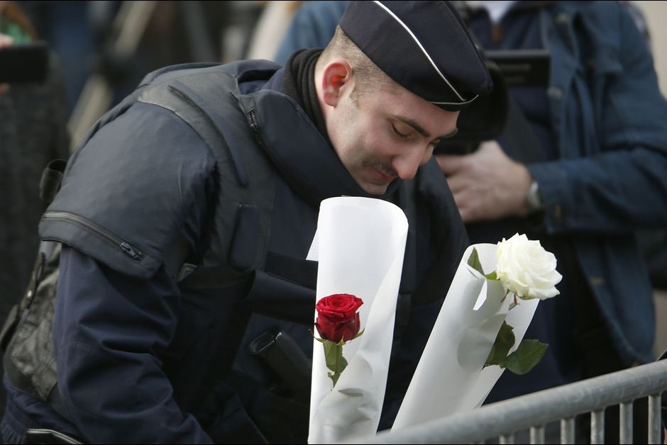 Σοκαρισμένη η Γαλλία κλαίει και φοβάται, μετά τις τρομοκρατικές επιθέσεις [εικόνες] | iefimerida.gr 0
