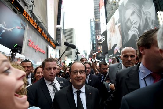 Ο Ολάντ στο... καμπαρέ -Ποζάρει όλο καμάρι περιστοιχισμένος από χορεύτριες του Μουλέν Ρουζ [εικόνες] | iefimerida.gr 4