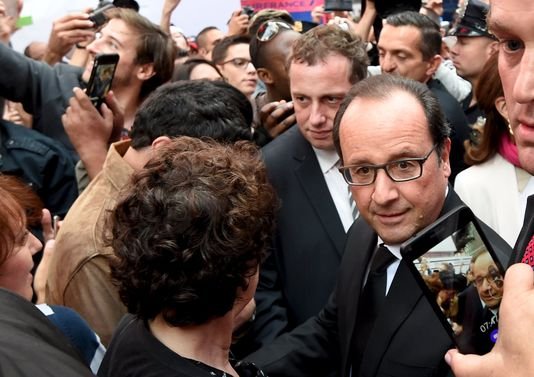 Ο Ολάντ στο... καμπαρέ -Ποζάρει όλο καμάρι περιστοιχισμένος από χορεύτριες του Μουλέν Ρουζ [εικόνες] | iefimerida.gr 0