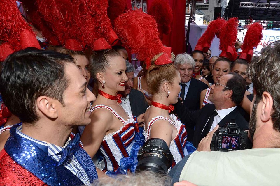 Ο Ολάντ στο... καμπαρέ -Ποζάρει όλο καμάρι περιστοιχισμένος από χορεύτριες του Μουλέν Ρουζ [εικόνες] | iefimerida.gr 3