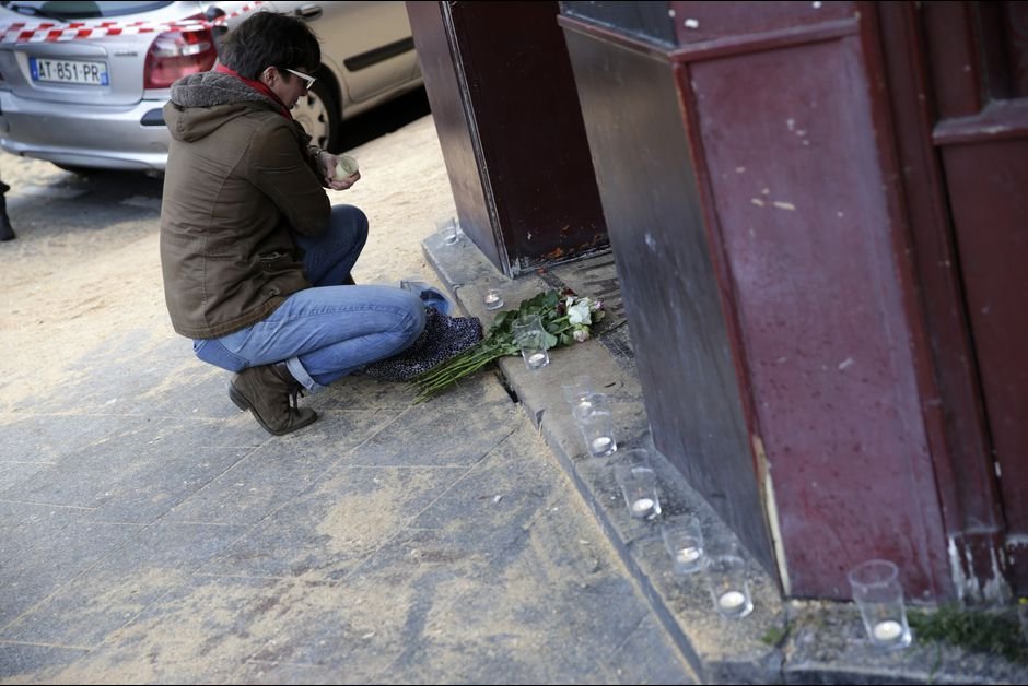 Σοκαρισμένη η Γαλλία κλαίει και φοβάται, μετά τις τρομοκρατικές επιθέσεις [εικόνες] | iefimerida.gr 9