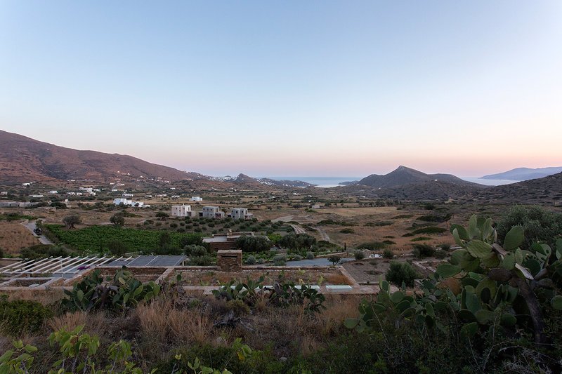 «Κάτω από τις φραγκοσυκιές»: Ενα σπίτι έκπληξη στην Ιο -Απέξω παραδοσιακό, από μέσα ορισμός του μίνιμαλ, σύγχρονου ντιζάιν [εικόνες] | iefimerida.gr 0