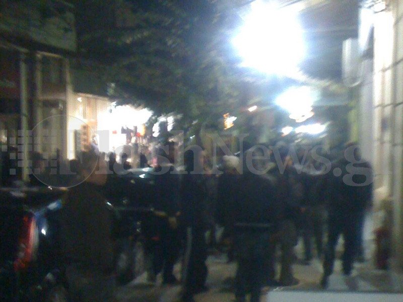 Επεισόδια κουκουλοφόρων στην παρουσίαση βιβλίου του πρώην αρχηγού ΓΕΣ [εικόνες] | iefimerida.gr 2