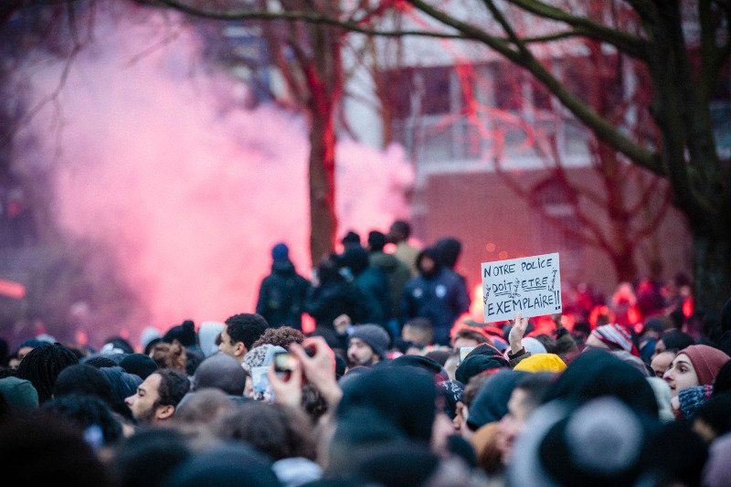 Βίαιες συγκρούσεις στη Γαλλία για την υπόθεση βιασμού 22χρονου από αστυνομικό [εικόνες] | iefimerida.gr 0