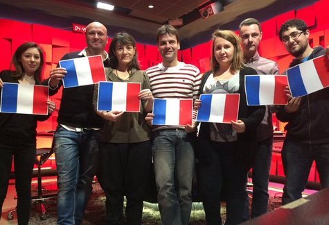 Η Γαλλία τιμά τους 130 νεκρούς των τρομοκρατικών επιθέσεων -Μια γαλλική σημαία σε κάθε σπίτι [εικόνες] | iefimerida.gr 6