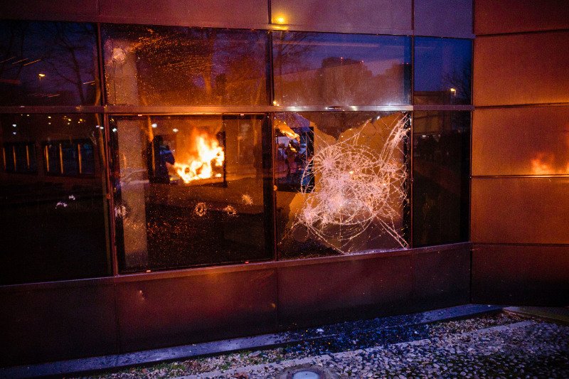 Βίαιες συγκρούσεις στη Γαλλία για την υπόθεση βιασμού 22χρονου από αστυνομικό [εικόνες] | iefimerida.gr 3