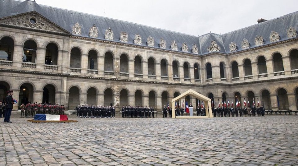 Η Γαλλία τιμά τους 130 νεκρούς των τρομοκρατικών επιθέσεων -Μια γαλλική σημαία σε κάθε σπίτι [εικόνες] | iefimerida.gr 0