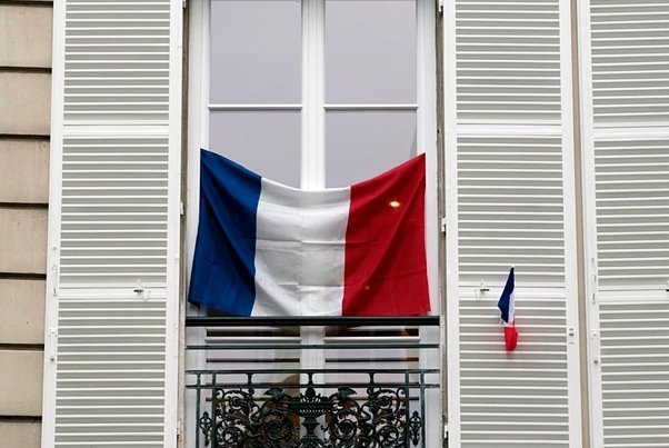 Η Γαλλία τιμά τους 130 νεκρούς των τρομοκρατικών επιθέσεων -Μια γαλλική σημαία σε κάθε σπίτι [εικόνες] | iefimerida.gr 3