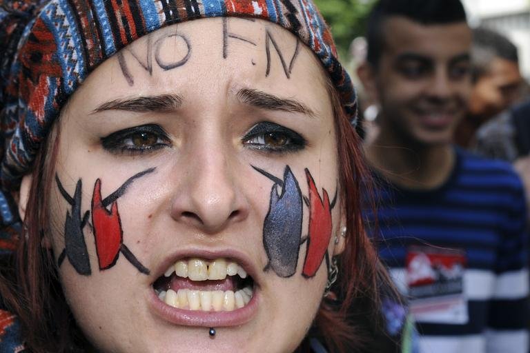 «Γαλλία Ξύπνα!» -Χιλιάδες νέοι Γάλλοι ξεχύθηκαν στους δρόμους φωνάζοντας συνθήματα κατά της Λεπέν [εικόνες] | iefimerida.gr 0