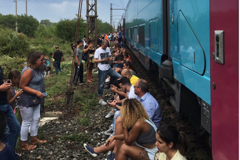 Τρομακτικό σιδηροδρομικό ατύχημα στη Γαλλία: Πάνω από 60 τραυματίες [εικόνες&βίντεο] | iefimerida.gr 7