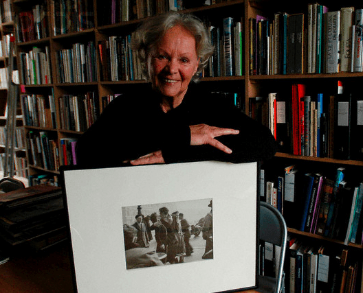 Η γυναίκα πίσω από το «Φιλί στο Δημαρχείο» του Ντουανό -Εμβληματική φωτό του 1950 [εικόνες] | iefimerida.gr 1