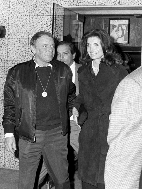 Οι ατέλειωτοι εραστές της Τζάκι Κέννεντι -Αποκαλύψεις για την αχαλίνωτη ζωή μιας Πρώτης Κυρίας [εικόνες] | iefimerida.gr 17