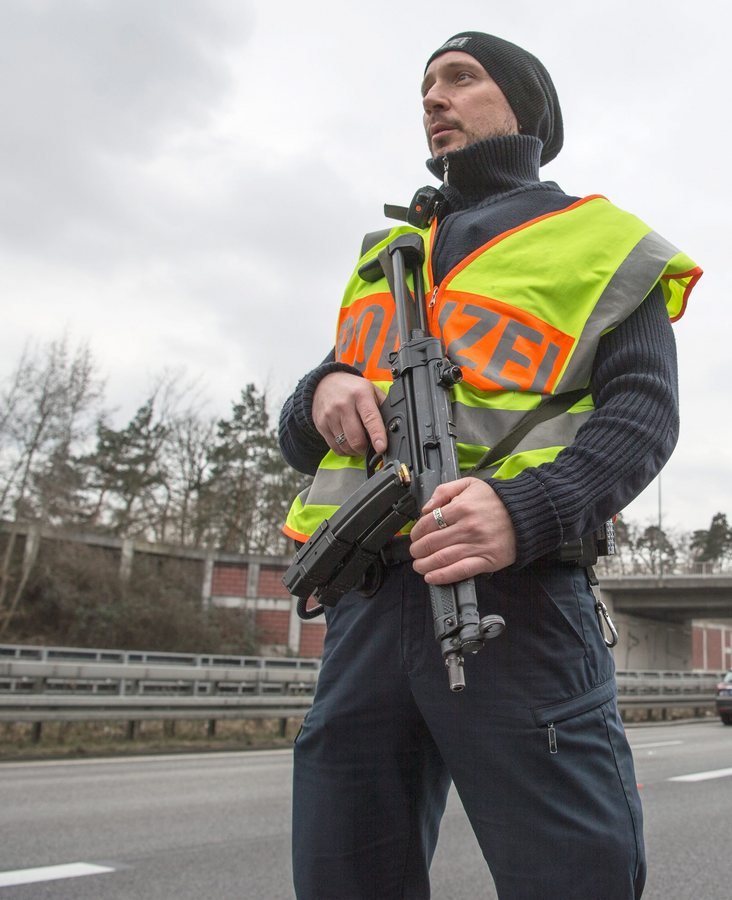 Στρατιώτες και αστυνομικοί με το δάχτυλο στη σκανδάλη -Μέτρα ασφαλείας σε όλο τον κόσμο [εικόνες] | iefimerida.gr 4