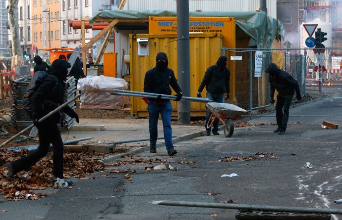 Πεδίο μάχης η Φρανκφούρτη: 350 συλλήψεις διαδηλωτών, βίαιες συγκρούσεις με την Αστυνομία [εικόνες και βίντεο] | iefimerida.gr 4