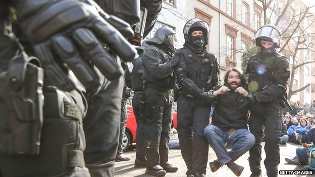 Πεδίο μάχης η Φρανκφούρτη: 350 συλλήψεις διαδηλωτών, βίαιες συγκρούσεις με την Αστυνομία [εικόνες και βίντεο] | iefimerida.gr 5