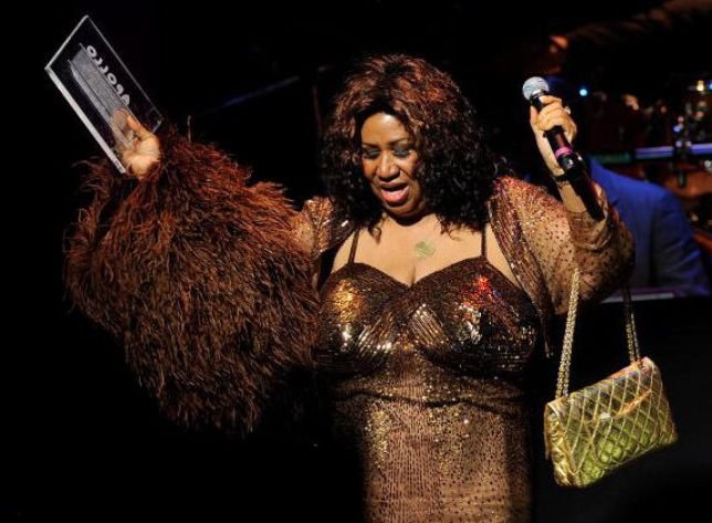 Γιατί η Aretha Franklin κρατούσε την τσάντα της στη σκηνή που τραγουδούσε [εικόνες] | iefimerida.gr 0