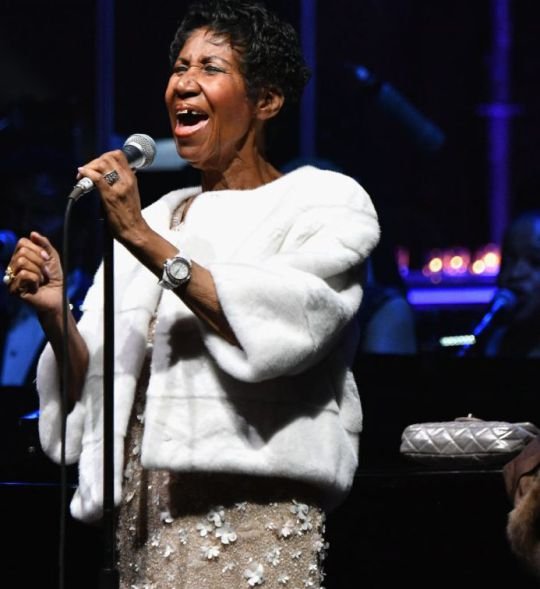 Γιατί η Aretha Franklin κρατούσε την τσάντα της στη σκηνή που τραγουδούσε [εικόνες] | iefimerida.gr 1
