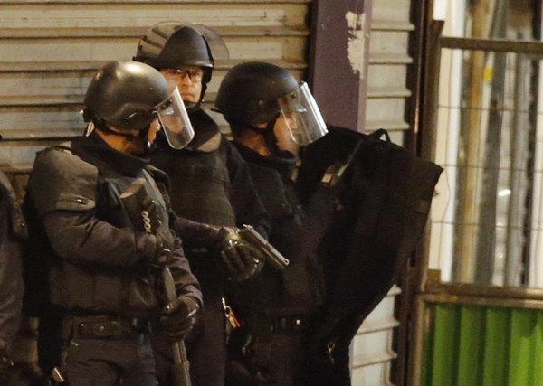 Μάχη στο Παρίσι: Σε κατάσταση πολιορκίας βρέθηκε το Σεν Ντενί | iefimerida.gr 5
