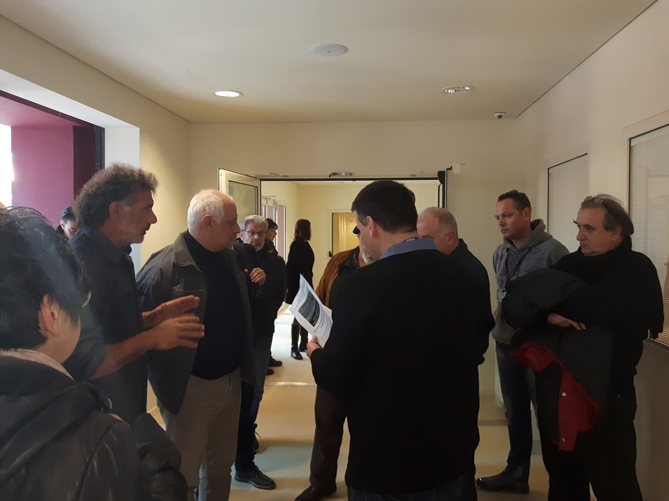 Απίστευτο: Πολίτες πήγαν να κάνουν έξωση στη Fraport από το αεροδρόμιο Χανίων [εικόνες] | iefimerida.gr 1