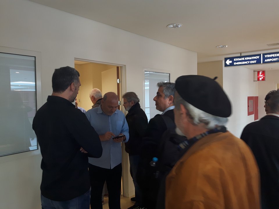 Απίστευτο: Πολίτες πήγαν να κάνουν έξωση στη Fraport από το αεροδρόμιο Χανίων [εικόνες] | iefimerida.gr 3