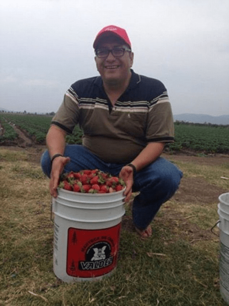 Ενας ιερέας αλλιώτικος από τους άλλους! Επιδεικνύει στο Facebook την αγάπη του για τις γυναίκες και τα ακριβά αυτοκίνητα [εικόνες] | iefimerida.gr 4