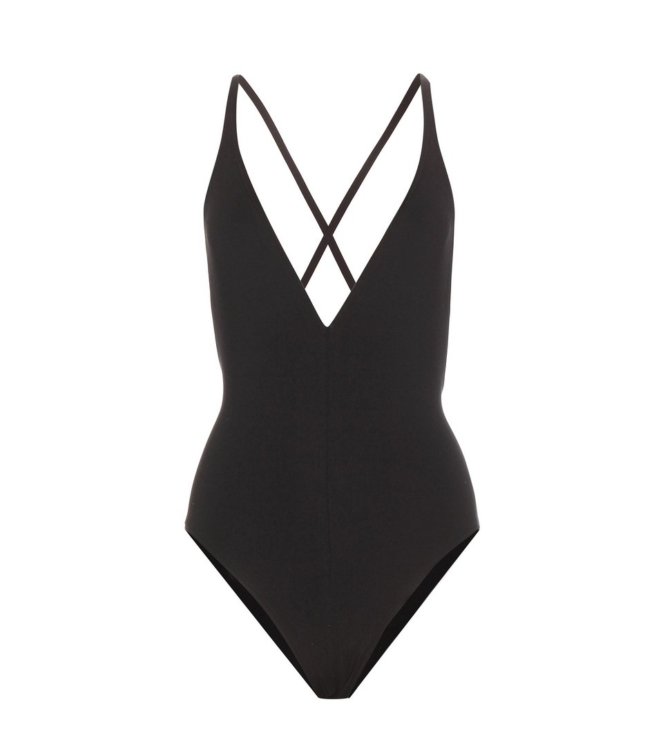 Ξεχάστε ό,τι ξέρατε για τα μαύρα ολόσωμα μαγιό -Η μόδα θέλει κοψίματα και τρικίνι [εικόνες] | iefimerida.gr 9