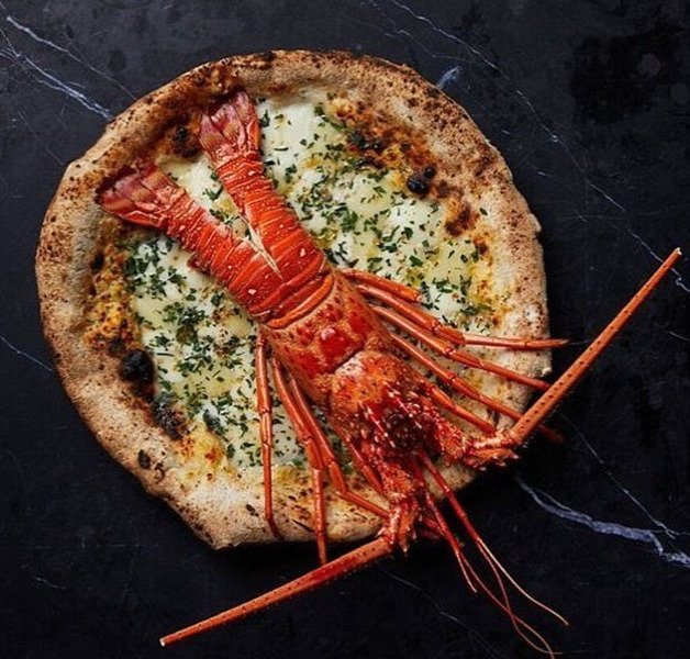 Το τερμάτισαν - Ιταλικό εστιατόριο θα σερβίρει πίτσα με ολόκληρο αστακό επάνω [εικόνα] | iefimerida.gr 0
